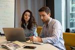 collegues-pendant-le-processus-de-travail